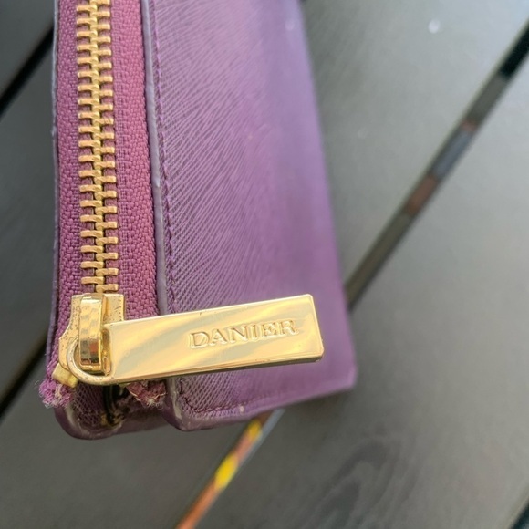 danier leather purple pouchette. Hand strap. Gold zipper. - Picture 3 of 11